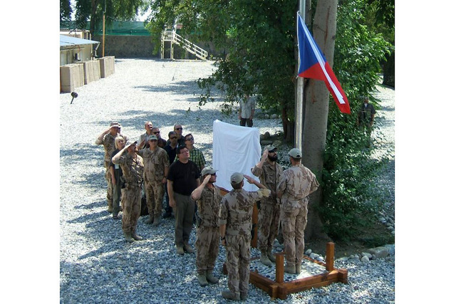 Slavnostní vztyčení státní vlajky na základně