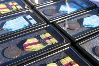 Součástí slavnostního ceremoniálu bylo i předání Medailí za službu v zahraničí