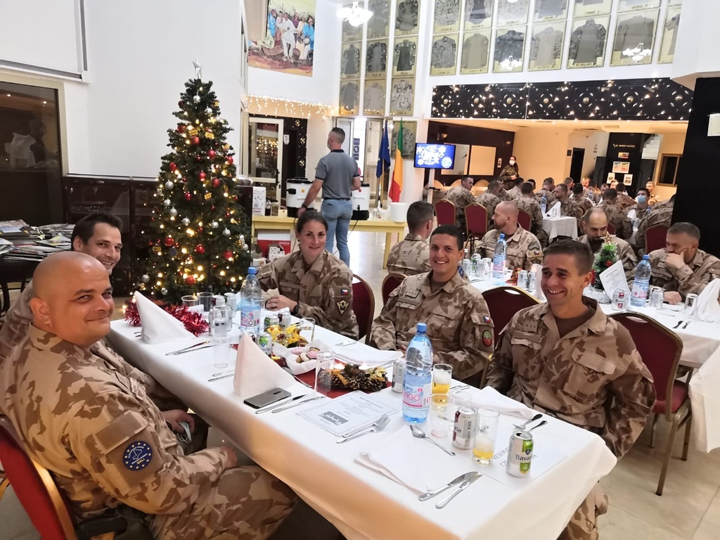 Štědrovečerní tabule na velitelství EUTM v Mali