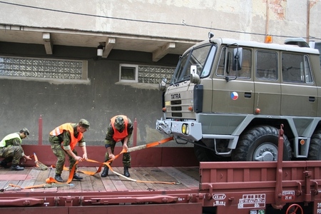 Fixing equipment before train transport