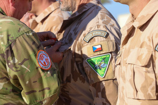 Velitel sil MFO MG Williams předává medaili MFO