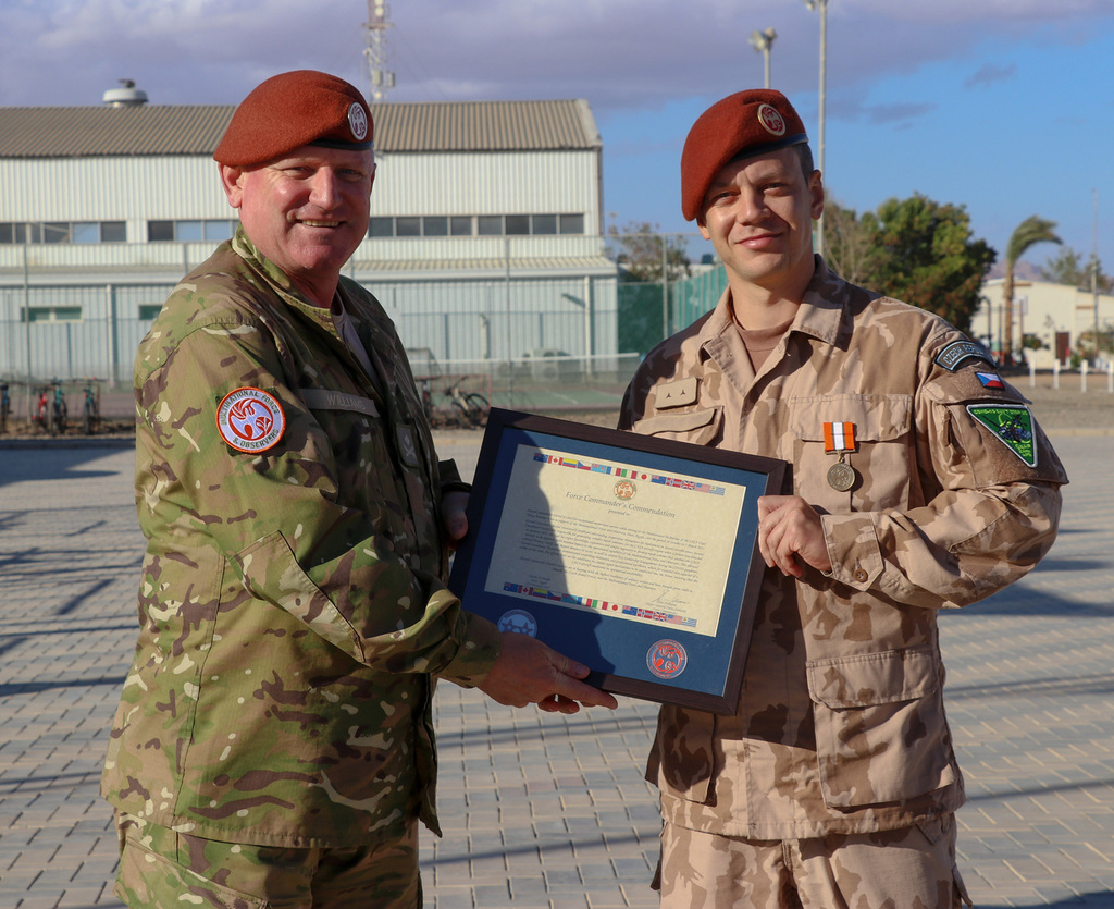  Velitel sil MG Williams při předání certifikátu MFO za výtečné plnění úkolů mise poručíku M. D.