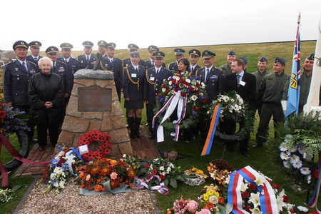 Vlasta and Dagmar Šiška with Czech airmen