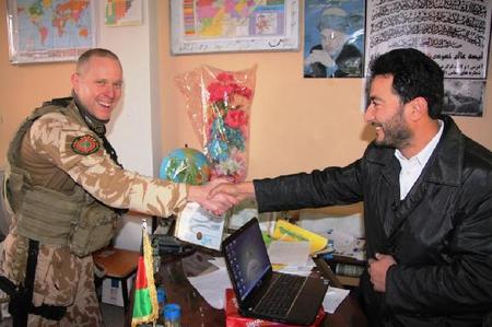 Voják jednotky CIMIC předal školní potřeby i kartáčky řediteli školy Farooq Stanekzai School v Pul-e-Alam