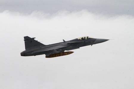 JAS-39 Gripen intervening (1)