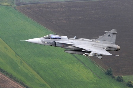 JAS-39 Gripen intervening (2)