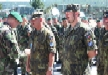 Čeští vojáci přebírají vyznamenání od slovenských představitelů