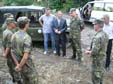 Starosta Podujeva a velitel kontingentu v rozhovoru s příslušníky družstva zemních strojů