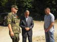 Velitel 15. kontingentu AČR pplk. Jiří Kývala a starosta Podujeva Ilaz Pireva v při oficiálním  předání cesty
