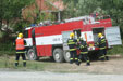 Hasičská jednotka přijíždí na místo inscenované nehody