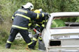 Vyprošťují zraněné osoby z automobilu