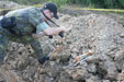 Pyrotechnik prověřuje a dokumentuje nález 1