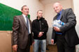 Ředitel školy Mulolli (vlevo) a ředitel společnosti Office-centrum Liška (vpravo) při předání daru
