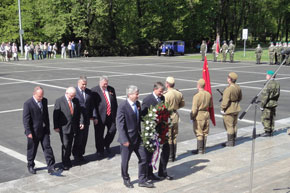 Homage to late Red Army soldiers in Ostrava (1)