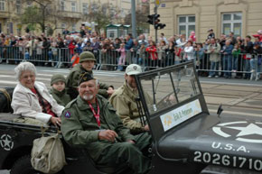 Eric O'Petersen greets Pilseners - Convoy of Liberty