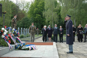 General Picek pays tribute to heroes who rest in Prague