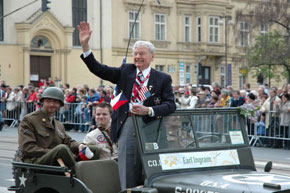 Earl Ingram greets Pilseners from his jeep - Convoy of Liberty